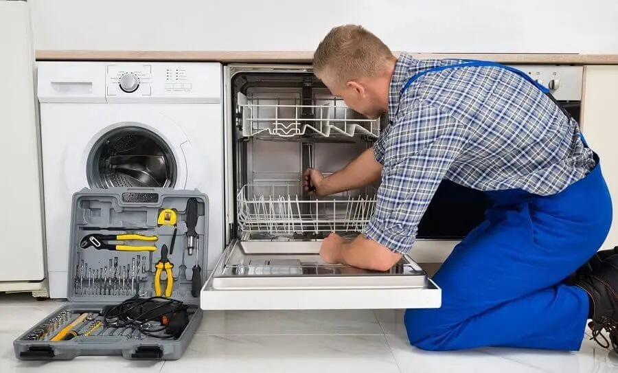 Karşıyaka Hotpoint servisi teknisyen ekibi beyaz eşya tamiri yaparken